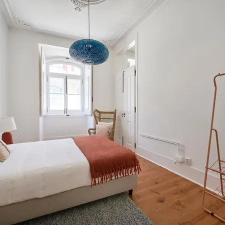 Sunny Pink Street Historical Apt, By Timecooler 리스본