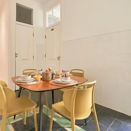 Sunny Pink Street Historical Apt, By Timecooler 리스본
