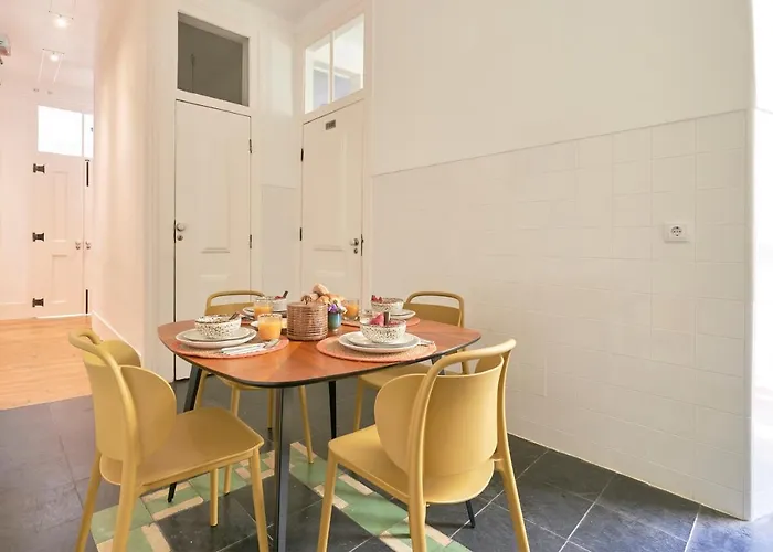 Sunny Pink Street Historical Apt, By Timecooler Lissabon