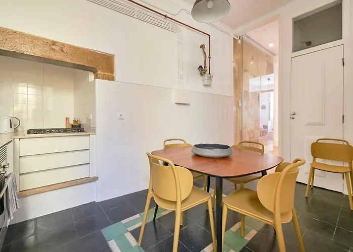 Apartment Sunny Pink Street Historical Apt, By Timecooler *