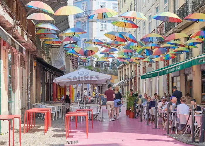 Sunny Pink Street Historical Apt, By Timecooler